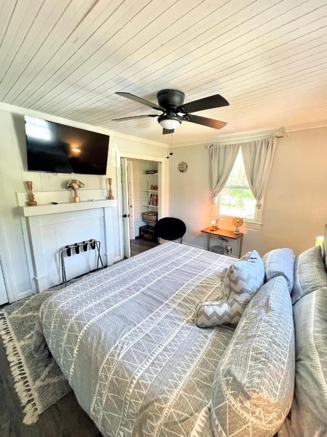 Henry Giggling Creek Cottage - Bedjet! King Sized! Gazebo, 45 Acres, Arcades, Nintendo, More מראה חיצוני תמונה